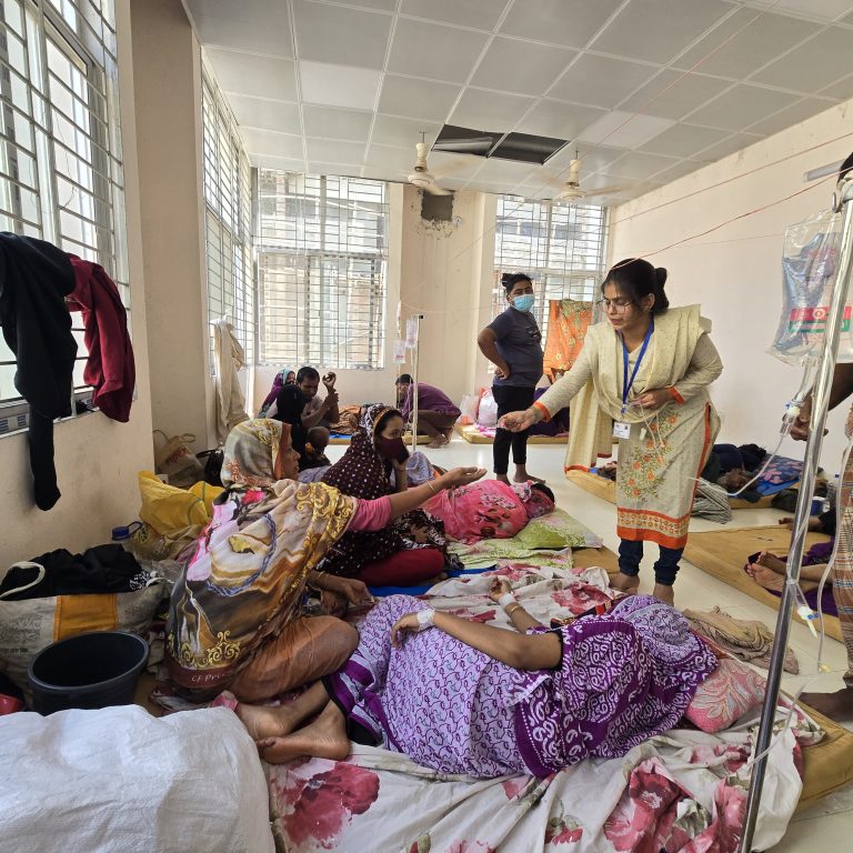 Due to the floods, the hospital was overwhelmed, forcing patients to line up on the floors and on beds. Bangladesh 2024 © Farah Tanjee/MSF