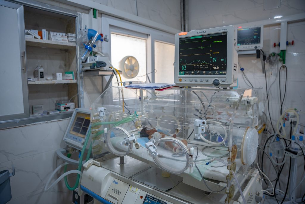 A newborn receives care in an incubator in the neonatal unit of the MSF-supported Al-Kindy Maternity Hospital in Idlib City. Northwest Syria, July 2024.