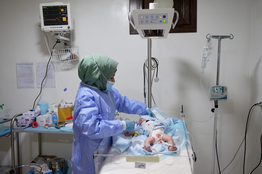 An MSF nurse at Marée maternity hospital checks on a newborn in the neonatal unit of the hospital. 

Northwest Syria, September 2024.