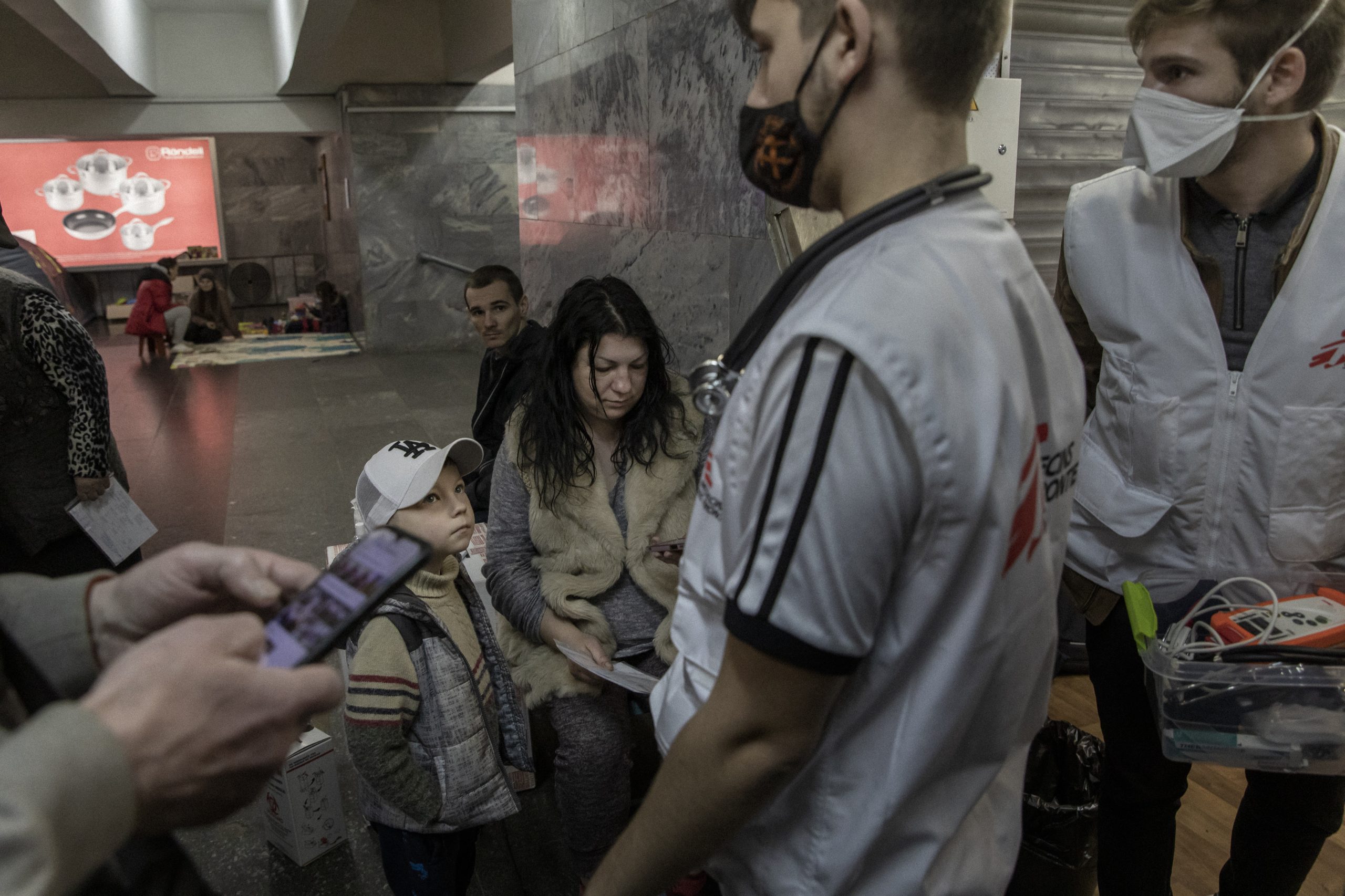 Elena, 35-years-old and her son Kirill wait to see an MSF doctor, in Kharkiv, Ukraine. © MSF