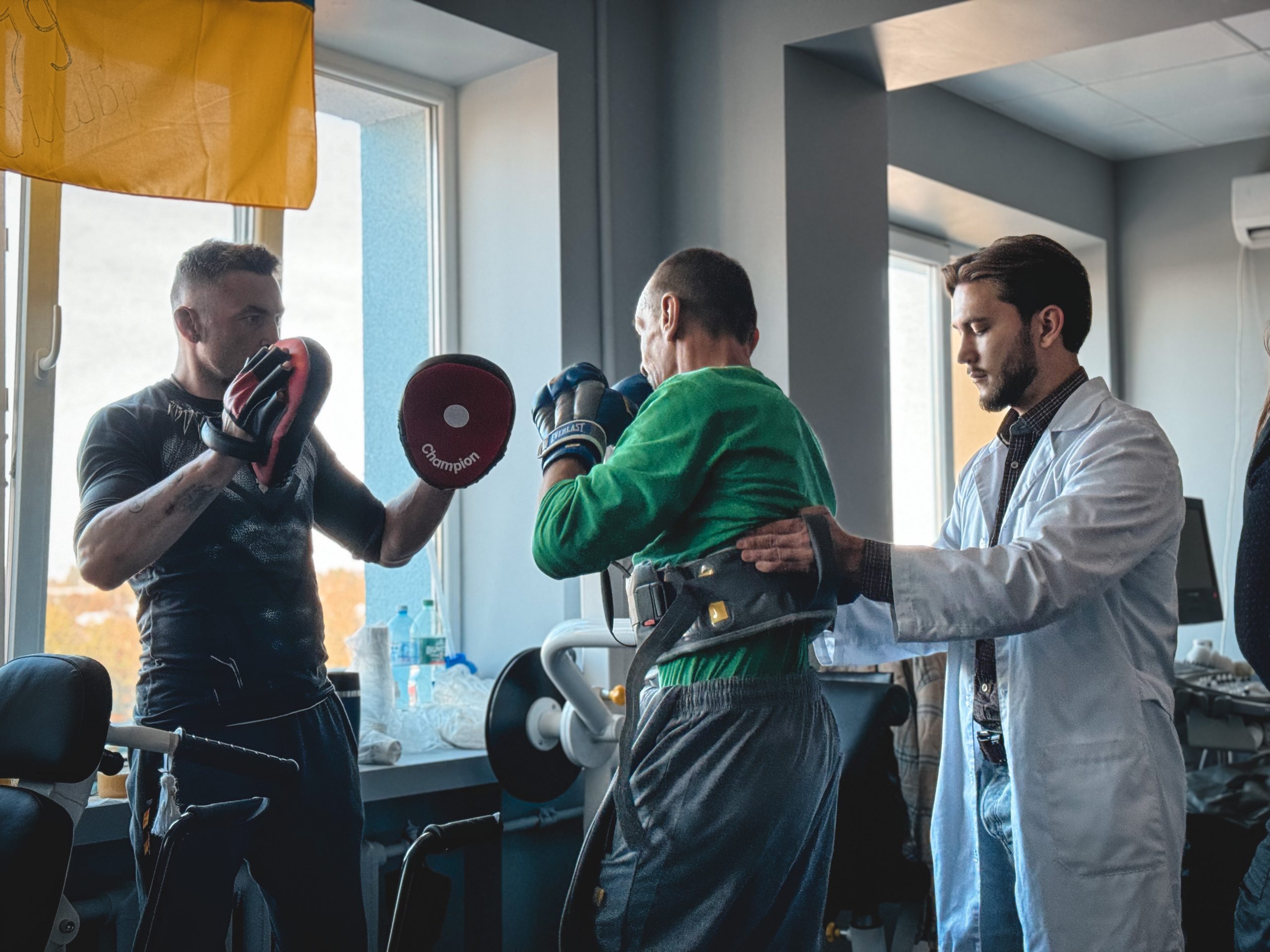 Mr Yurii is focusing on balance exercises to expedite his progress with the prosthesis. © MSF