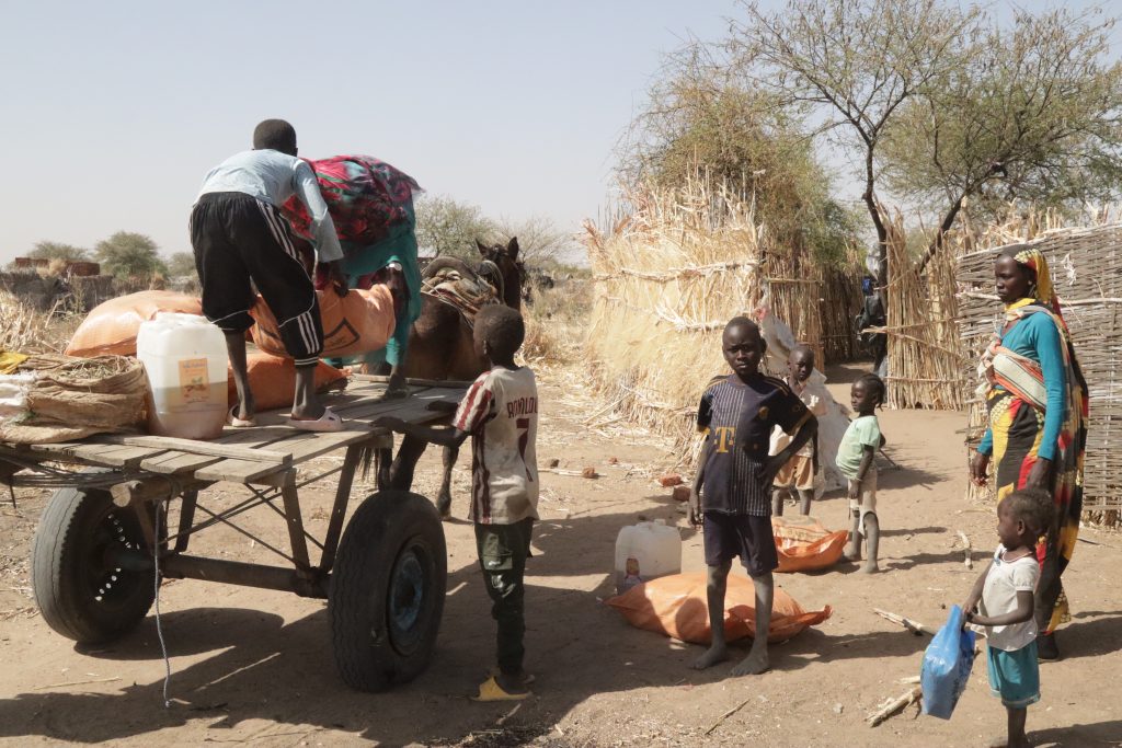 A family travels back home after receiving their food baskets from MSF. ©Abdoalsalam Abdallah