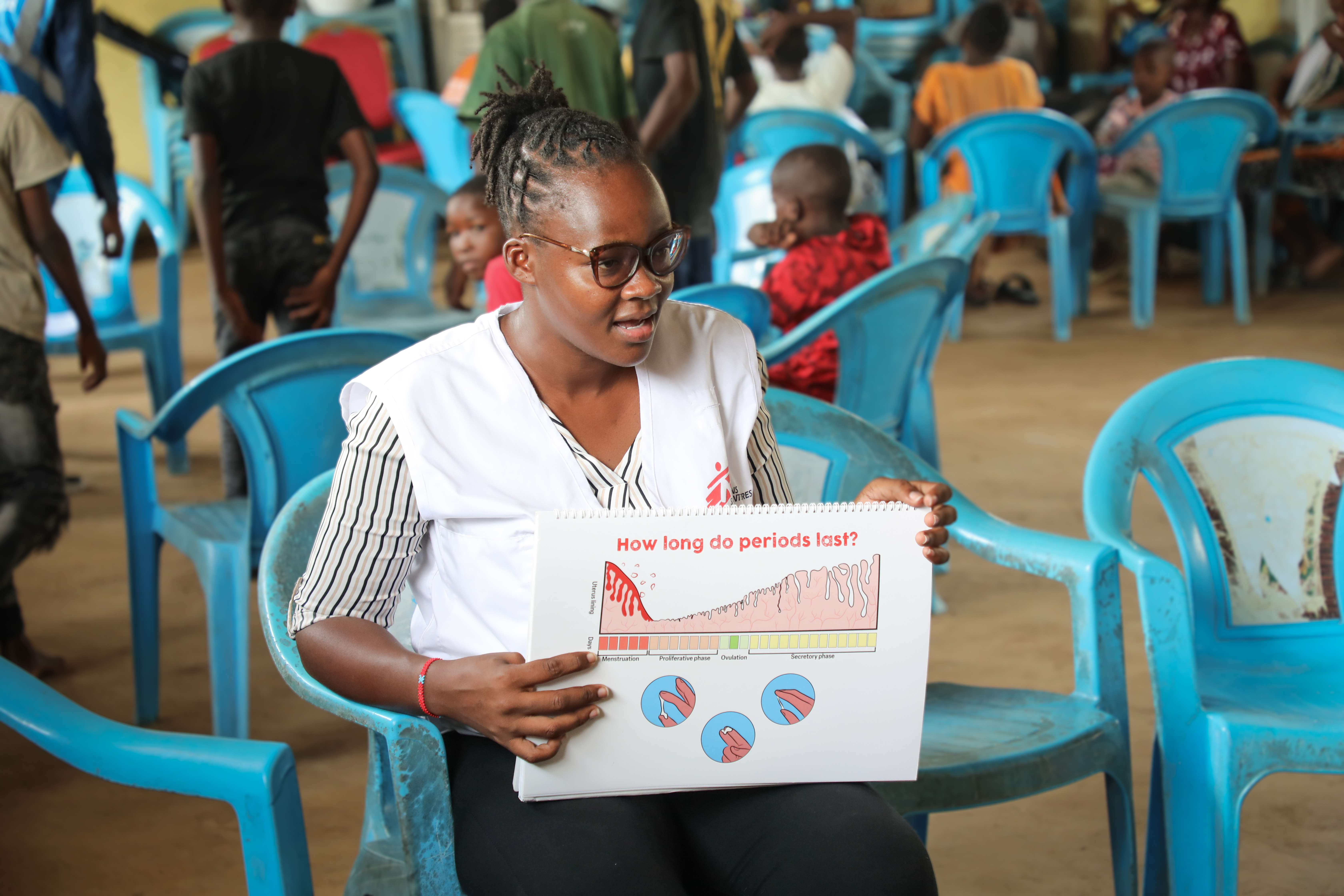 The MSF teams visit this center once a week to raise awareness among children of different ages. The educators conduct one-hour sessions on health and sexual health education, tailored to the children's age group. For the younger children, aged 6 to 9, they focus on the importance of body hygiene. For girls starting at 10 years old, the awareness sessions address menstrual periods, the use of hygiene products, and menstrual cups. For the older children, the focus shifts to the use of both male and female condoms. ©Laurence Hoenig/MSF