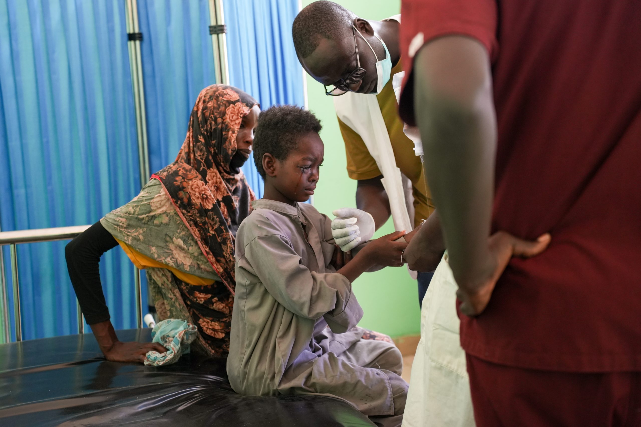 Eleven-year-old Mahanat lost his left hand on 11 April, when the Rapid Support Forces launched a massive ground offensive on the 500,000 displaced people of Zamzam camp, in Sudan. His mother shares their story. ©️ Julie David de Lossy/MSF