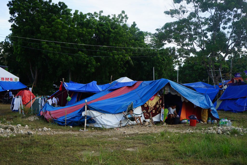 A small tent city has arisen in San Remigio municipal hall. Over 21,600 people have been displaced all over Cebu province, with a total of over 748,000 people affected. For over a week after the September 30 earthquake, aftershocks shook the ground. Many families choose to stay in tents and temporary shelters due to trauma and fear. ©️MSF